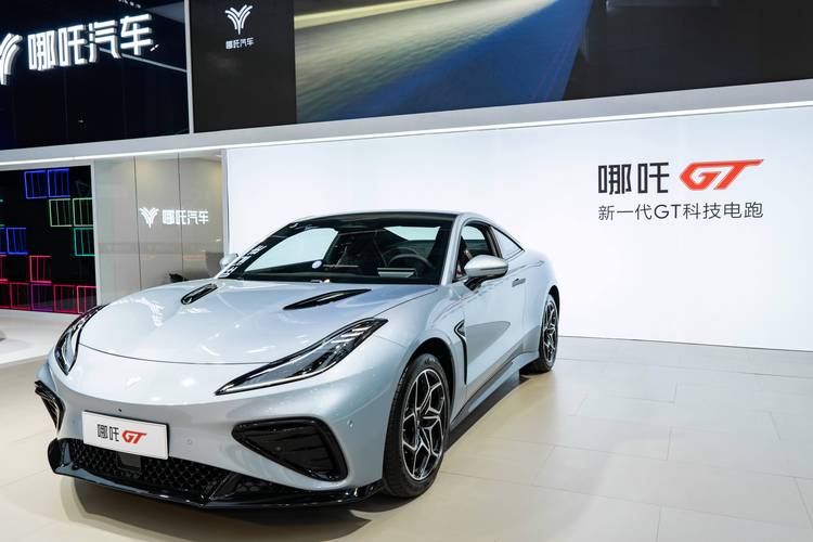 重庆253哪吒汽车在智能汽车领域的表现，领途汽车在新能源汽车市场中的影响力